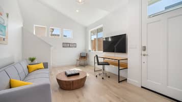 Smart-TV, Kamin, Stereoanlage