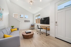 Smart-TV, Kamin, Stereoanlage