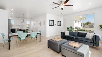 Smart TV, fireplace, stereo