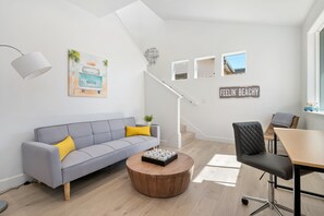 Smart TV, chimenea y estéreo 