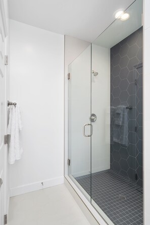 Combined shower/tub, hair dryer, towels, soap