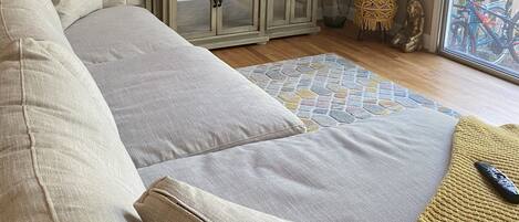 Smart TV, libros y monitor de computadora