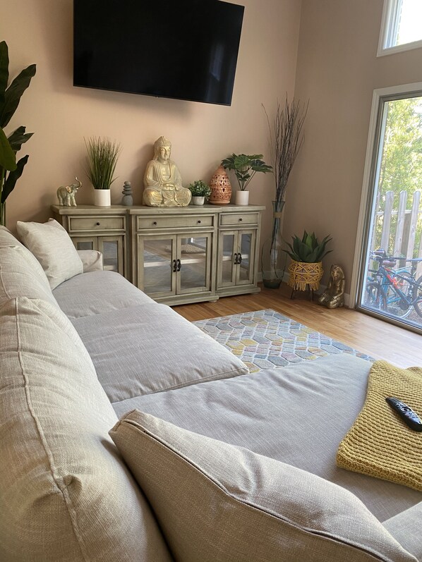 TV connectée, livres, écrans d'ordinateur