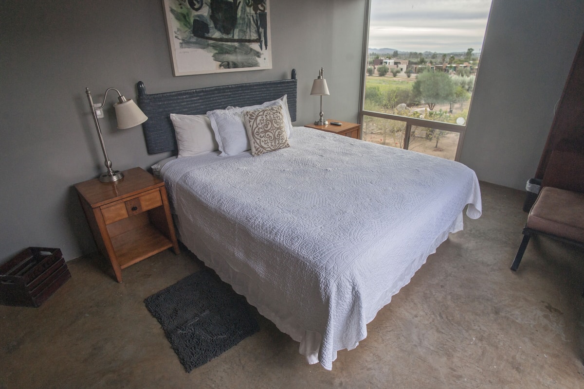 Deluxe Room, 1 Bedroom, Vineyard View | Iron/ironing board, WiFi (free), bed sheets