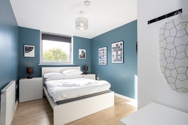 3 bedrooms, desk, iron/ironing board, internet