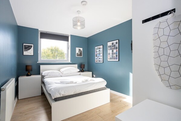 2 dormitoris, escriptori, planxa i posts de planxar i Internet