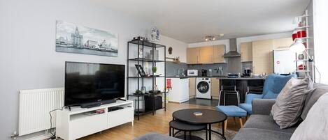 Een televisie en boeken