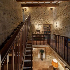 المنشأة من الداخل