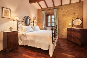 4 habitaciones, tabla de planchar con plancha y cuna de viaje 