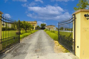 Property grounds - Wonderful private villa with WIFI, A/C, private pool, TV, balcony and pets allowed, close to Cor... (Castiglion Fiorentino)