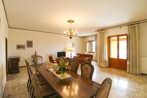 Dining - Wonderful private villa with WIFI, A/C, private pool, TV, balcony and pets allowed, close to Cor... (Castiglion Fiorentino)