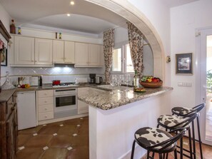 Micro-ondes, four, lave-vaisselle, grille-pain