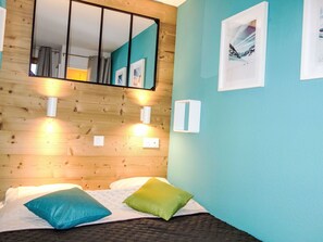 2 عدّة غرف نوم وسرير سفر وواي فاي وملاءات أسرّة