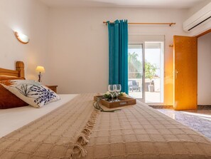 4 bedrooms, travel crib, free WiFi