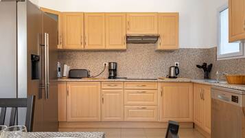 Kühlschrank, Mikrowelle, Ofen, Geschirrspüler