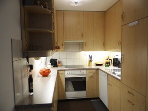 Forn, rentaplats i una taula de menjador
