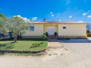 Exterior - Beautiful private villa for 8 guests with A/C, WIFI, private pool, TV, terrace and pets allowed (Pazin)