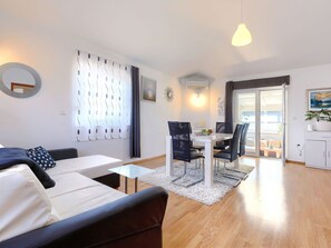 Dining - Beautiful private villa for 8 guests with A/C, WIFI, private pool, TV, terrace and pets allowed (Pazin)