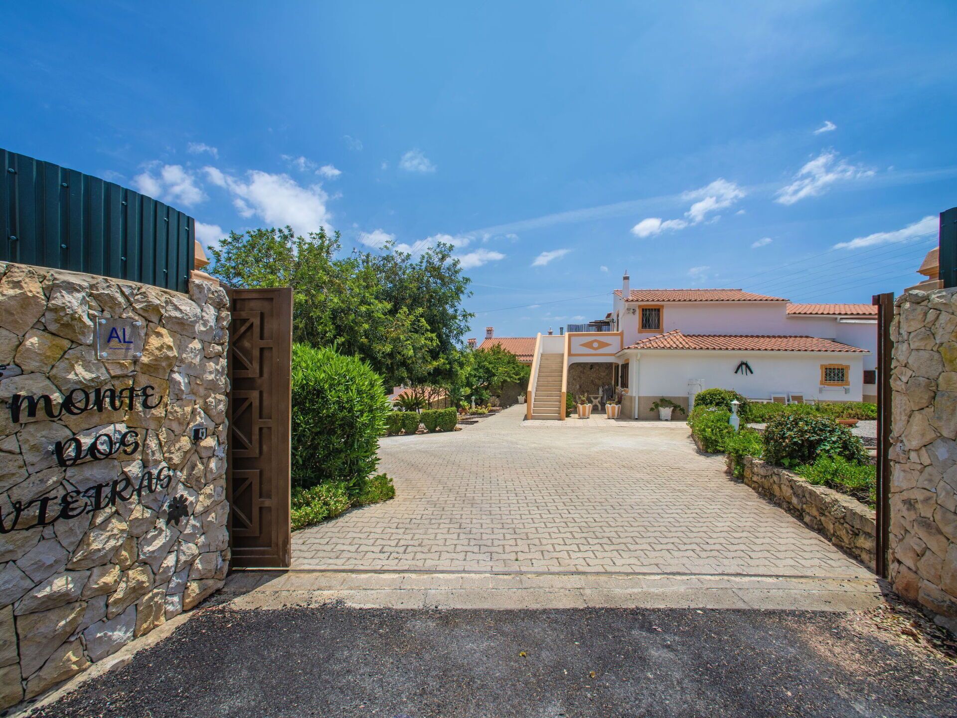 Une porte d’entrée en pierre surmontée d’une enseigne indiquant « Monte dos Terras ».