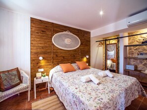 1 bedroom, iron/ironing board, travel crib, free WiFi - Nice apartment in villa for 3 guests with pool, A/C, WIFI, TV and terrace (Mem Moniz)