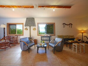 TV - Nice apartment in villa for 3 guests with pool, A/C, WIFI, TV and terrace (Mem Moniz)