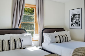 2 bedrooms, desk, free WiFi, bed sheets