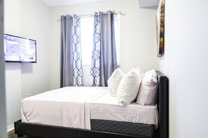 1 bedroom, desk, free internet