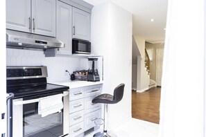 Private kitchen - Private 1 bedroom (Pickering)