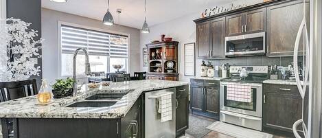 Frigorífico, microondas y cafetera o tetera