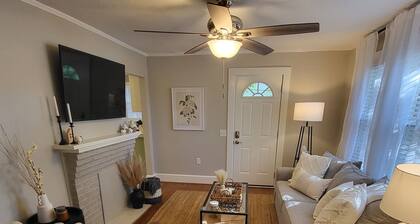 Classy Copacetic Cottage-King bd, Clean, close to Downtown, Furman, Swamp Rabbit