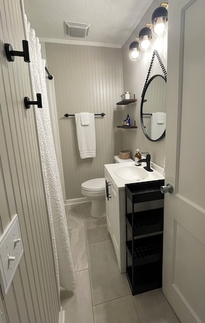 Combined shower/bathtub, hair dryer, towels, soap