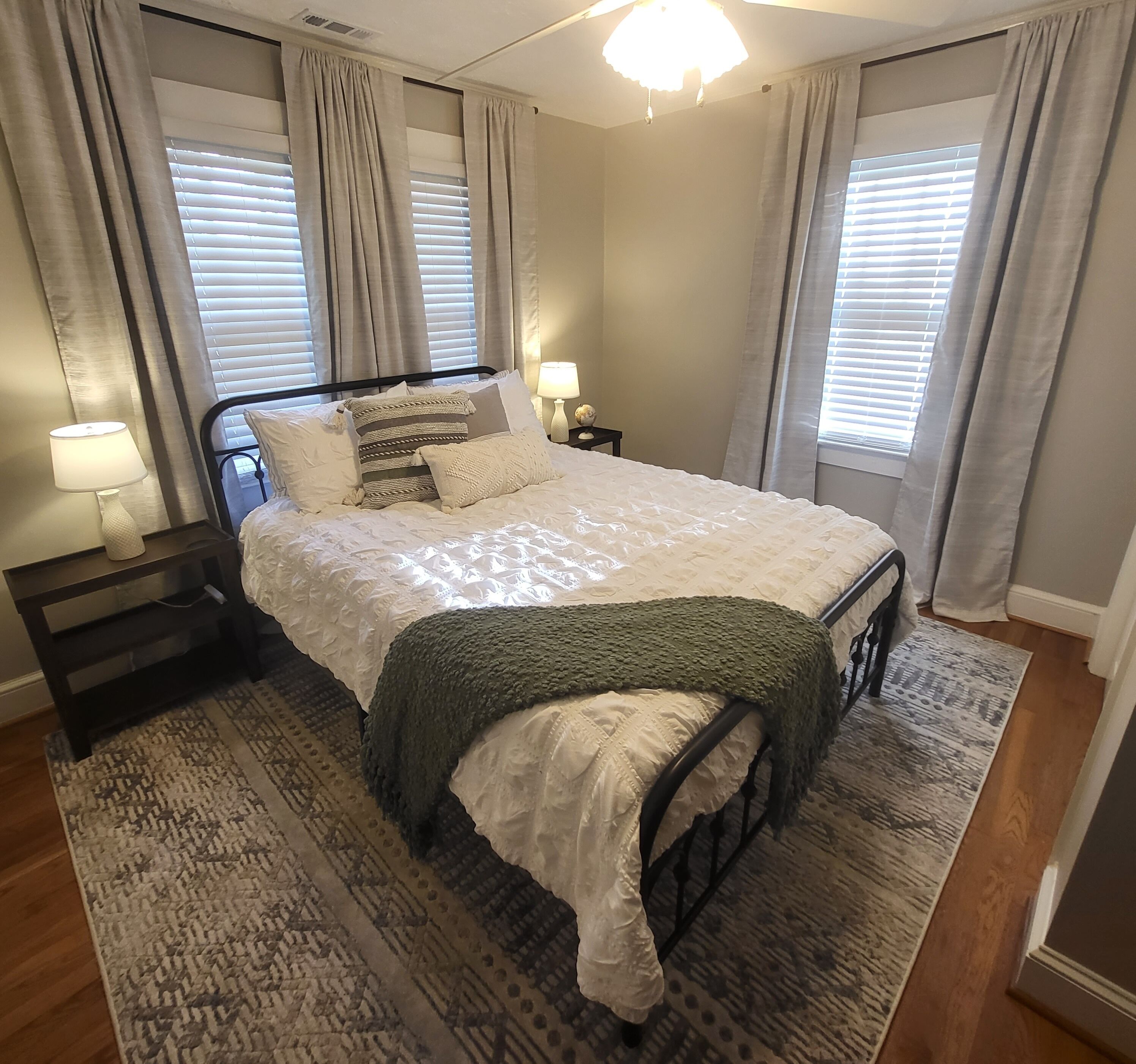 2 chambres, bureau, fer et planche à repasser, lit parapluie