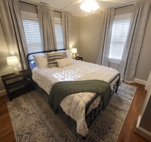 2 dormitorios, escritorio, tabla de planchar con plancha y cuna de viaje