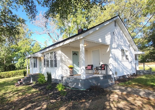 Classy Copacetic Cottage-King bd, Clean, close to Downtown, Furman, Swamp Rabbit
