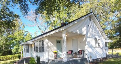 Classy Copacetic Cottage-King bd, Clean, close to Downtown, Furman, Swamp Rabbit