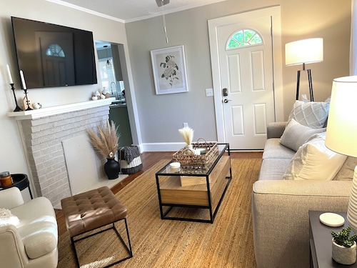 Classy Copacetic Cottage-King bd, Clean, close to Downtown, Furman, Swamp Rabbit