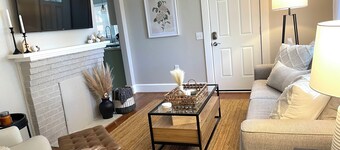 Classy Copacetic Cottage-King bd, Clean, close to Downtown, Furman, Swamp Rabbit