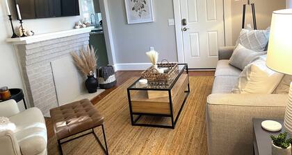 Classy Copacetic Cottage-King bd, Clean, close to Downtown, Furman, Swamp Rabbit