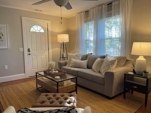 Classy Copacetic Cottage-King bd, Clean, close to Downtown, Furman, Swamp Rabbit