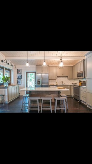 Private kitchen - Rockview Getaway on Smith Lake (Jasper)