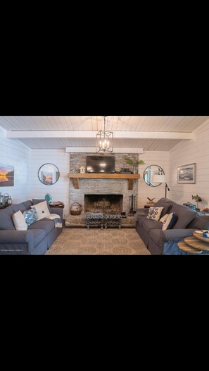 Living area - Rockview Getaway on Smith Lake (Jasper)