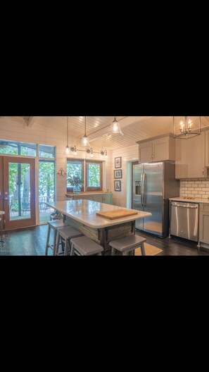 Private kitchen - Rockview Getaway on Smith Lake (Jasper)