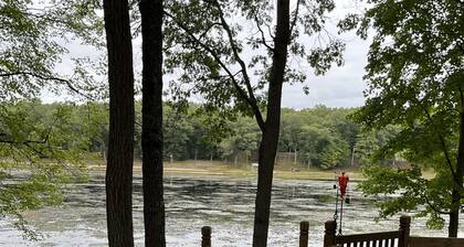 Cottage on Big Star Lake with pontoon rental available! 2 bedroom sleeps 6