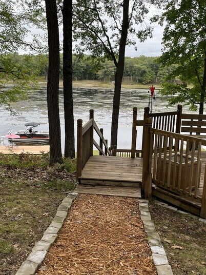 Cottage on Big Star Lake with pontoon rental available!  2 bedroom sleeps 6