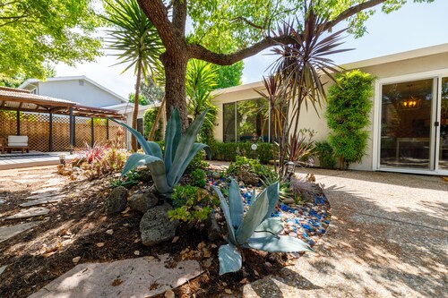 Cheerful 3bedrooms/2bathrooms Single Family House