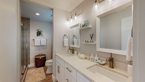 Combined shower/bathtub, towels