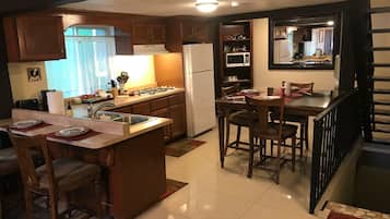 Réfrigérateur, micro-ondes, plaque de cuisson, cafetière/bouilloire