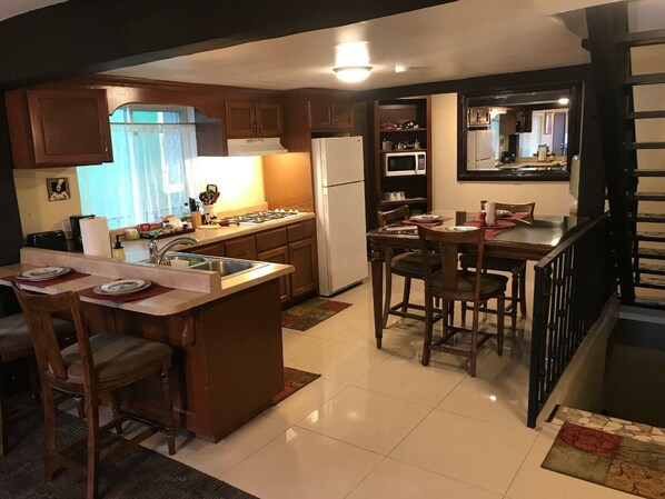 Kjøleskap, mikrobølgeovn, kokeplater og kaffetrakter/tekoker