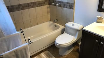 Combinazione doccia/vasca, asciugacapelli, asciugamani, sapone