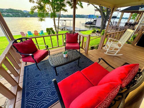 Lazy Days Lakefront Retreat Lake Granbury home, yard, dock-lift, covered parking